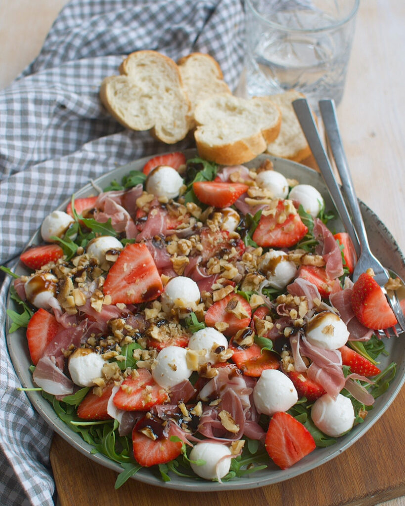 Caprese salade met aardbeien en prosciutto