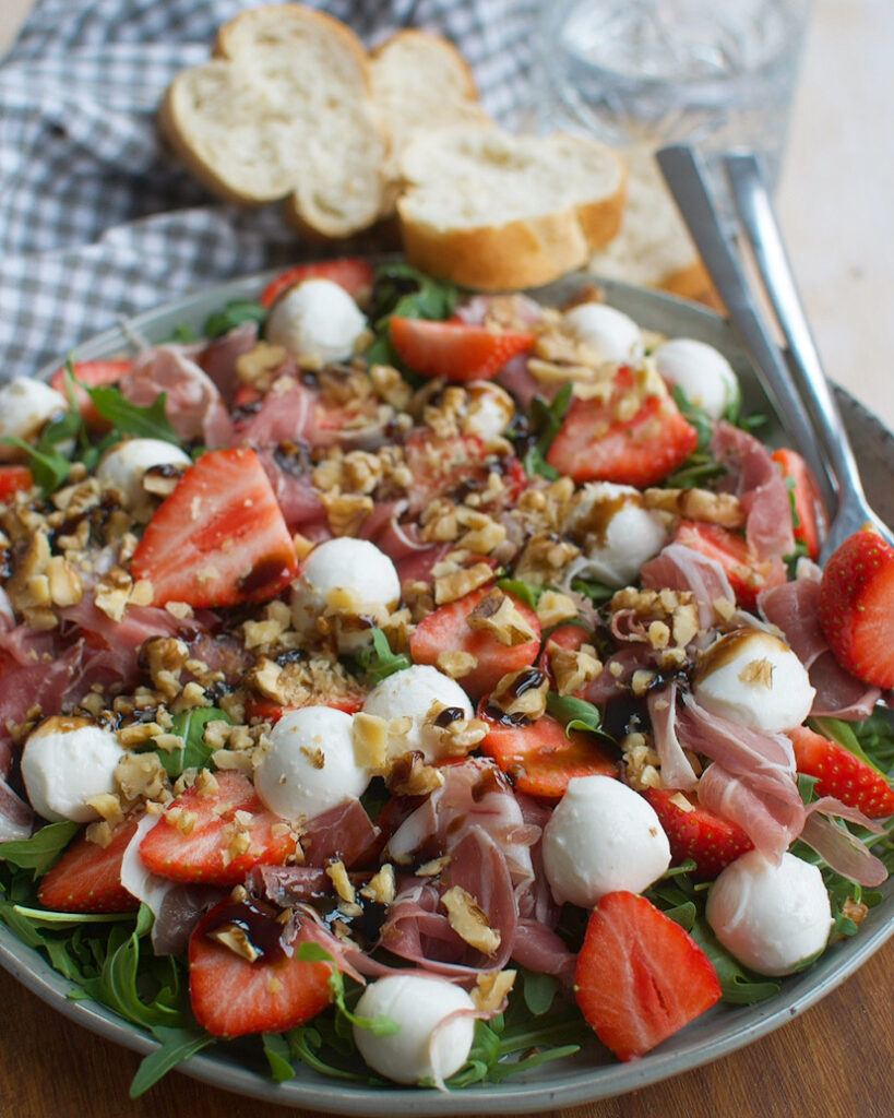 Caprese salade met aardbeien en prosciutto
