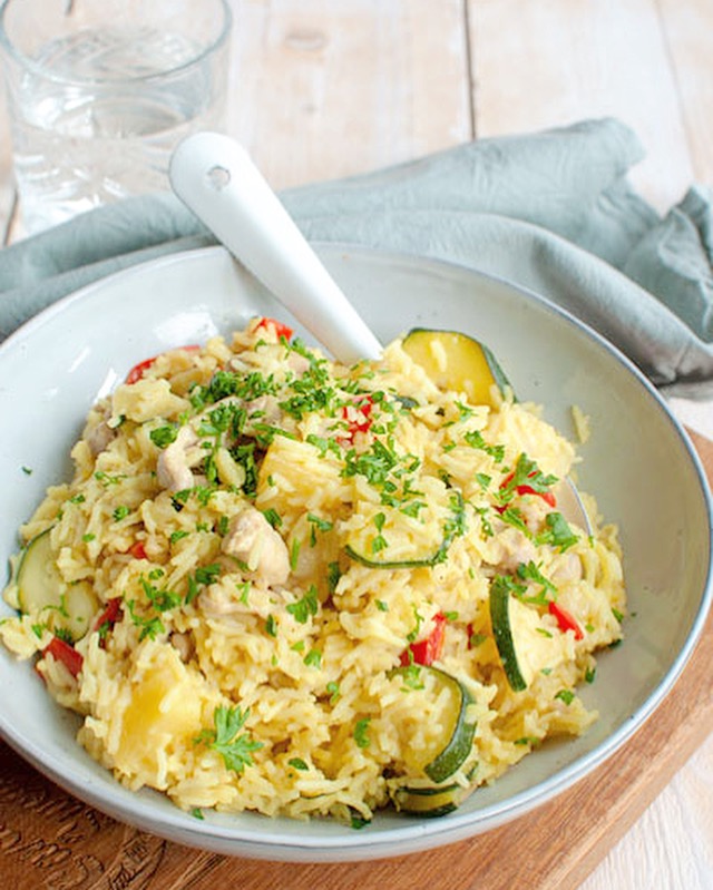 Kipkerrie met rijst en ananas