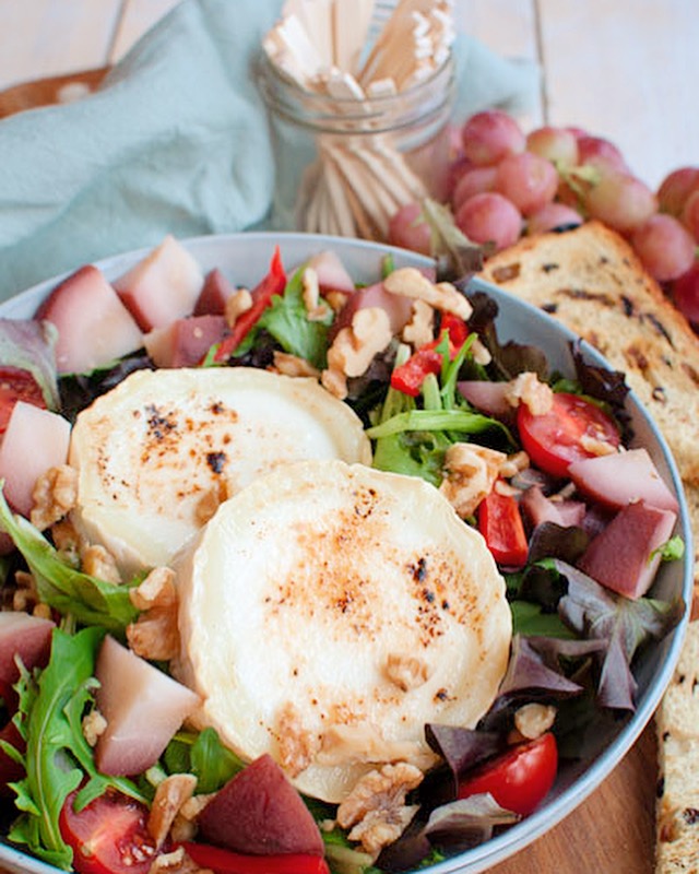 Salade met warme geitenkaas en zoete peertjes