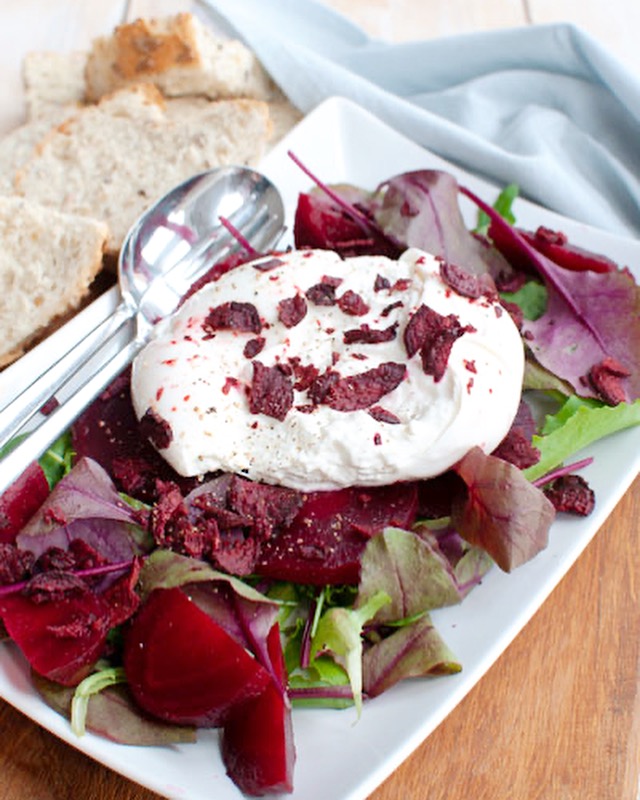 Salade met geroosterde bietjes en burrata