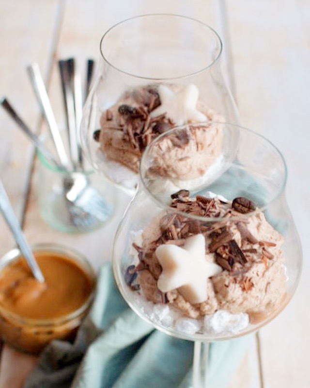 Hazelnoot-schuim toetje met mokkacréme