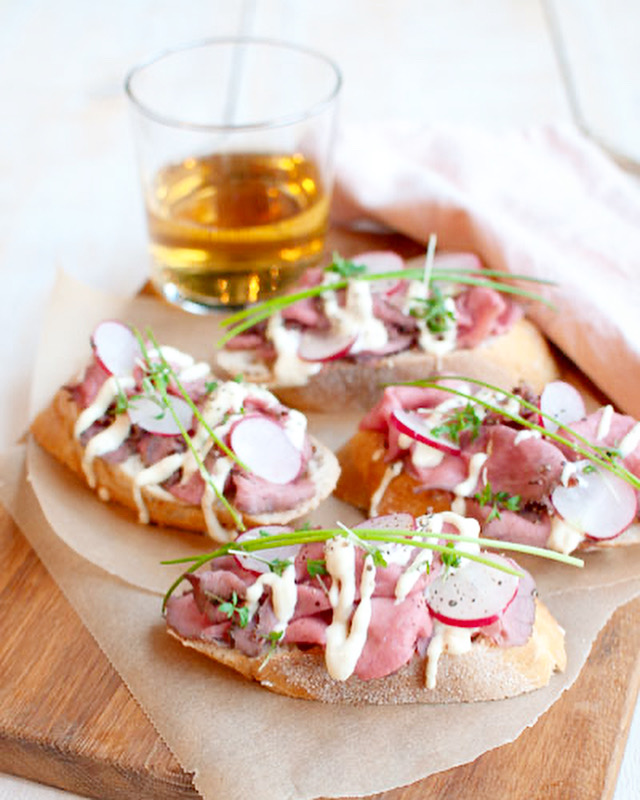 Toast met rosbief en mierikswortelsaus