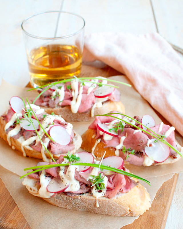 Toast met rosbief en mierikswortelsaus
