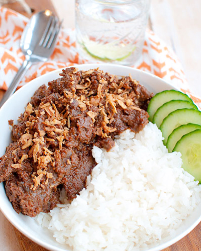 Runderstoof in satésaus met rijst