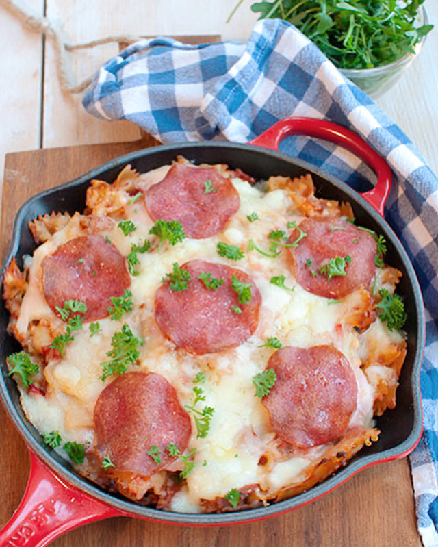 Pasta salami met courgette en tomatensaus uit de oven