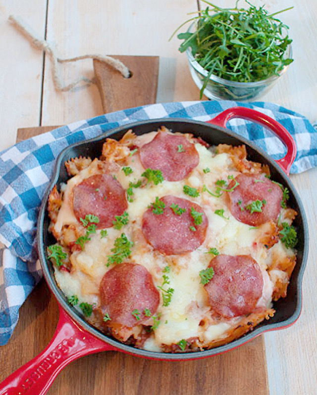 Pasta salami met courgette en tomatensaus uit de oven