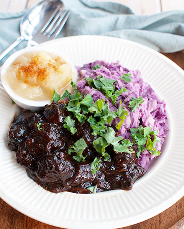 Hachee met rode kool en appelmoes