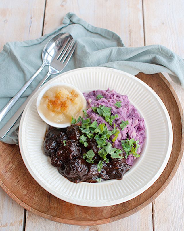 Hachee met rode kool en appelmoes