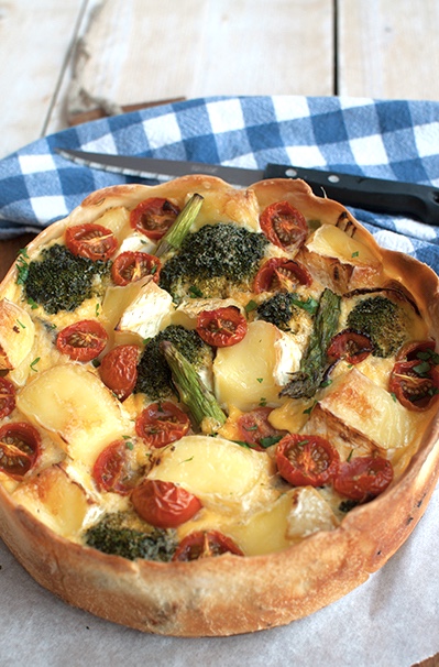 Brocollitaart met brie en tomaat