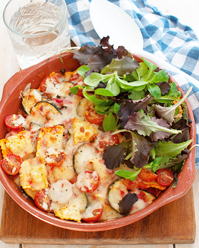 Vegetarische raviolischotel met tomatensaus en lekker veel groenten