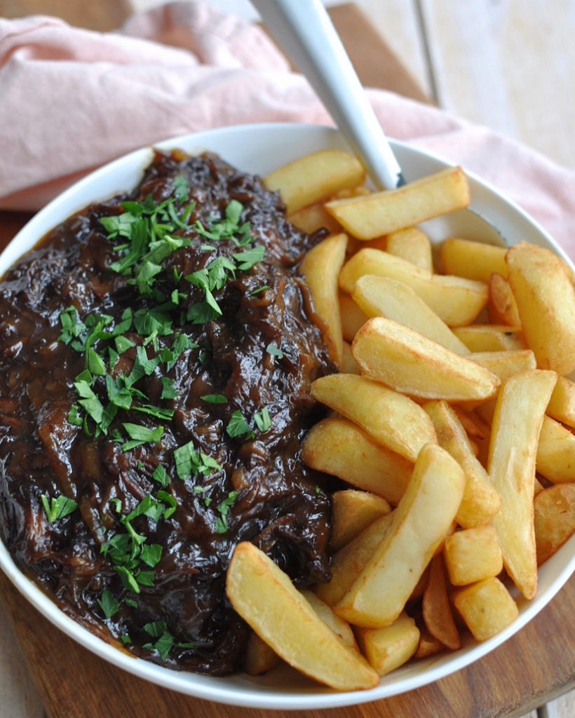 Limburgs zuurvlees met friet