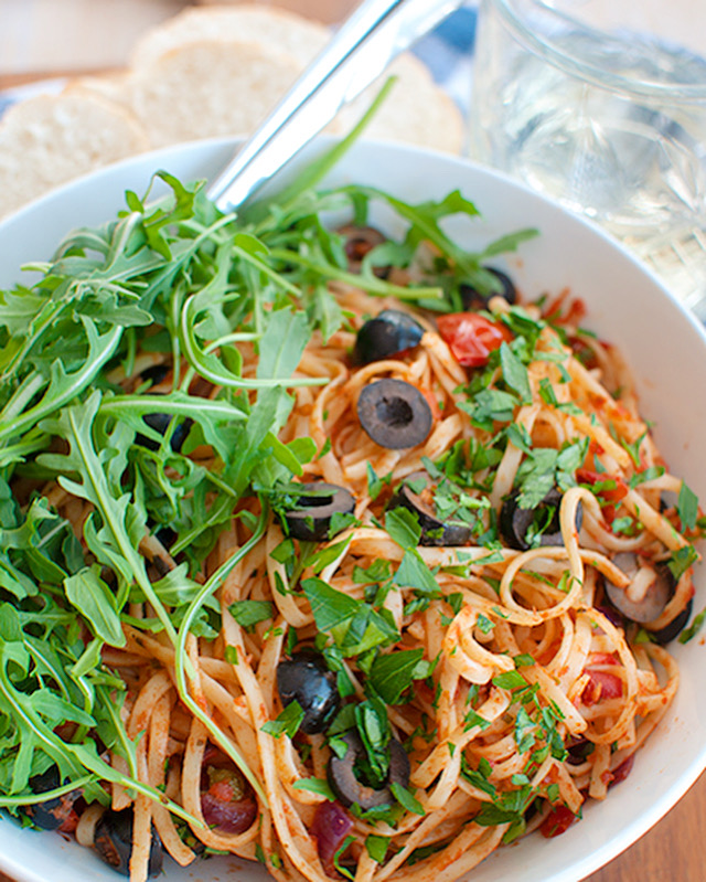 Pasta puttanesca met kerstomaatjes en rucola