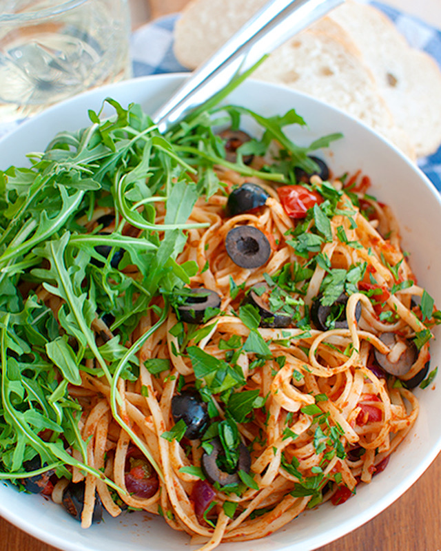 Pasta puttanesca met kerstomaatjes en rucola