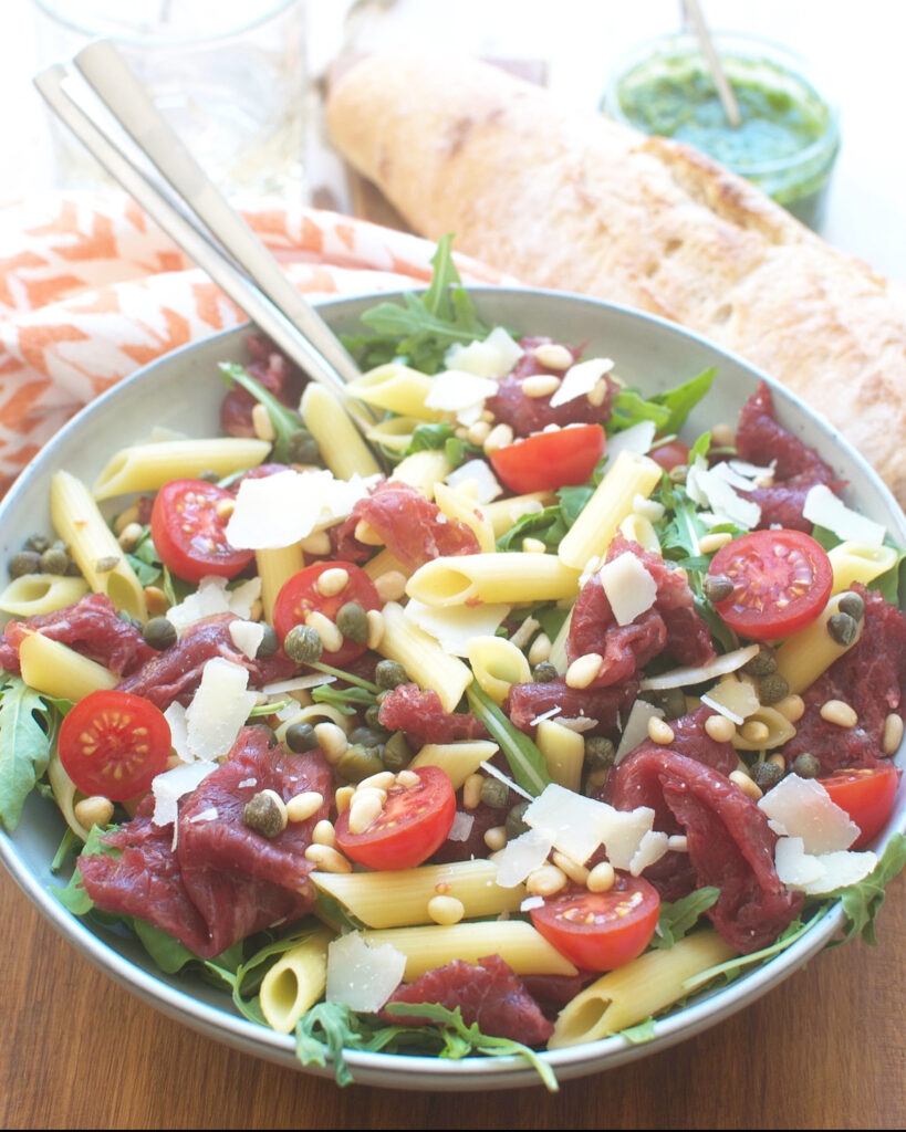 Pastasalade met carpaccio en pesto
