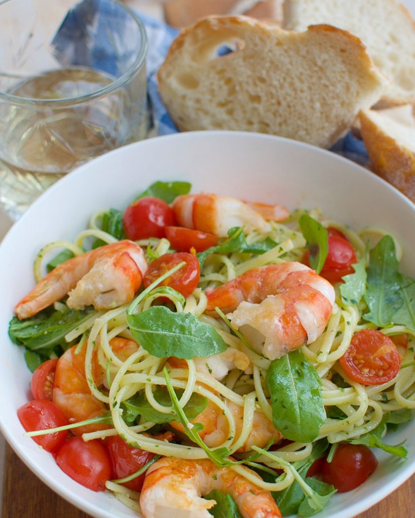 Pasta pesto met garnalen en geroosterde tomaatjes