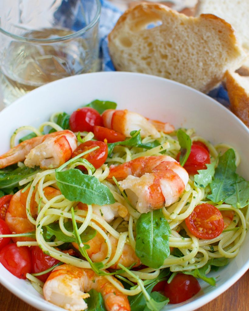 Pasta pesto met garnalen en geroosterde tomaatjes