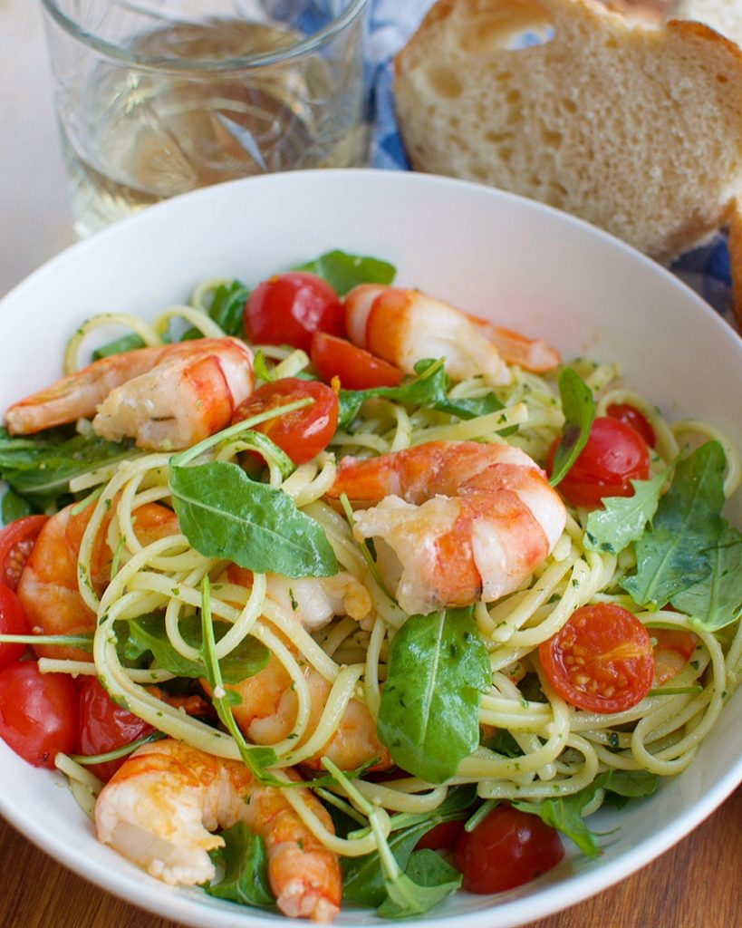 Pasta pesto met garnalen en geroosterde tomaatjes