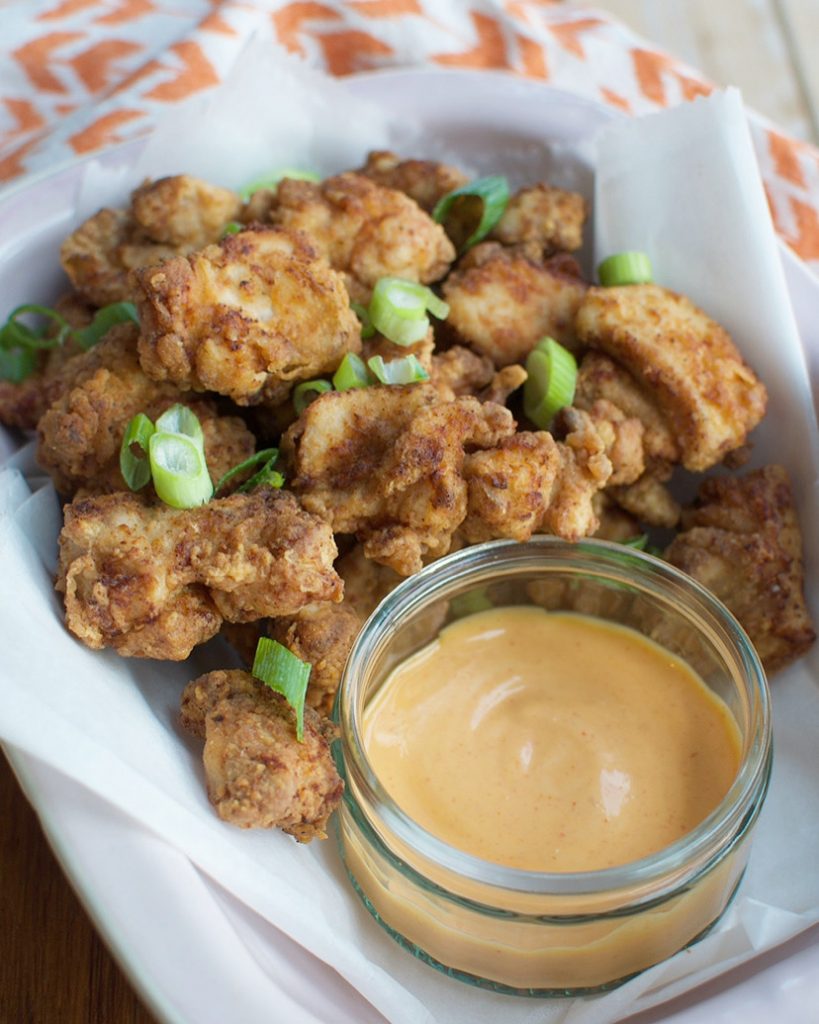 Popcorn chicken met sriracha-mayonaise