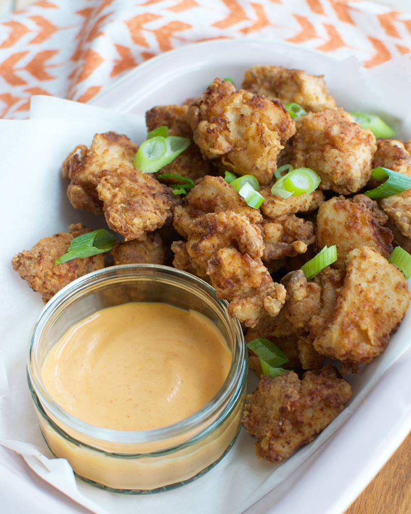 Popcorn chicken met sriracha-mayonaise