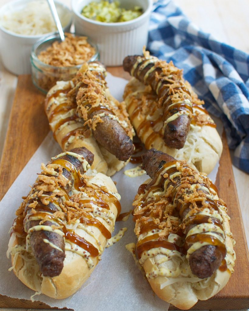 Broodje gegrilde braadworst met zuurkool en mosterdmayonaise