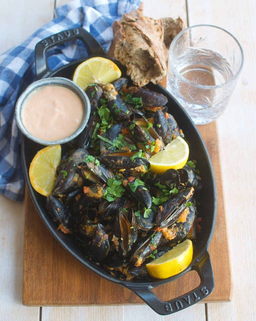 Mosselen van de barbecue met citroen