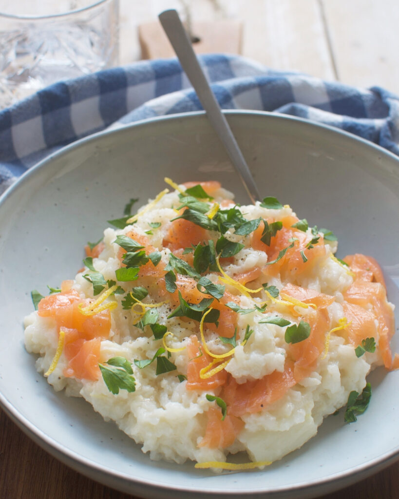 Frisse risotto met witte asperges met gerookte zalm