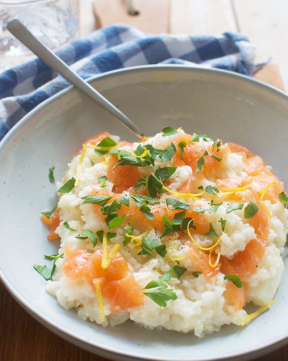 Frisse risotto met witte asperges met gerookte zalm